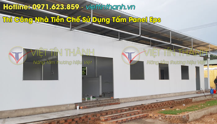 Thi công tấm cách nhiệt panel eps. Ảnh:Việt Tín Thành